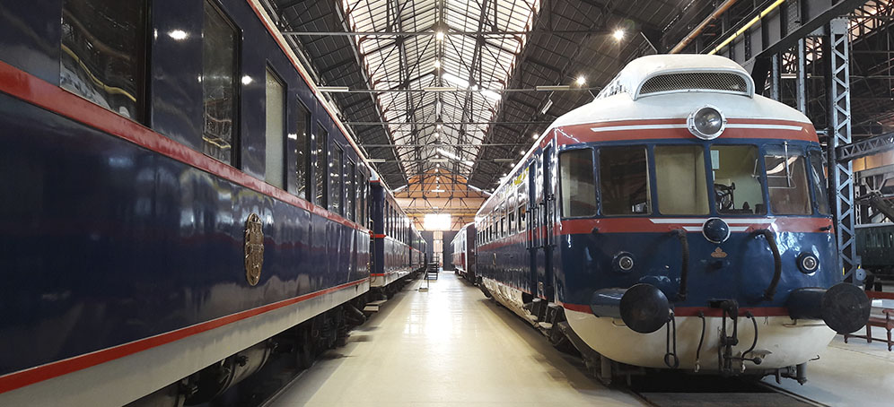 Photographie de l'intérieur d'Oficinas do Vapor avec le train présidentiel et l'Automotora Allan